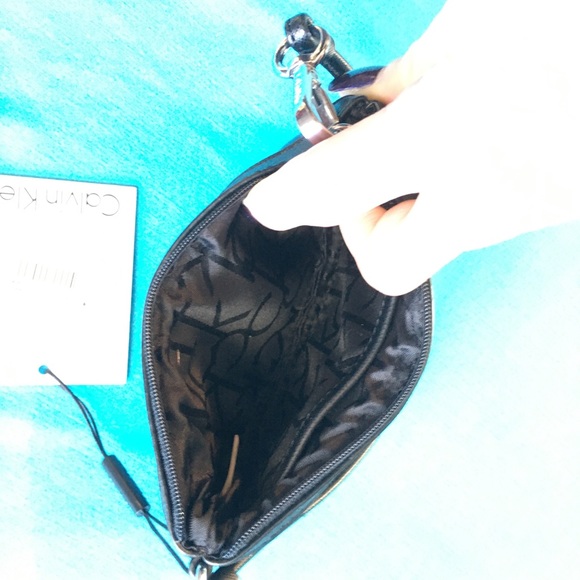 NWT Calvin Klein black fauxpatent leather wristlet - Picture 5 of 8